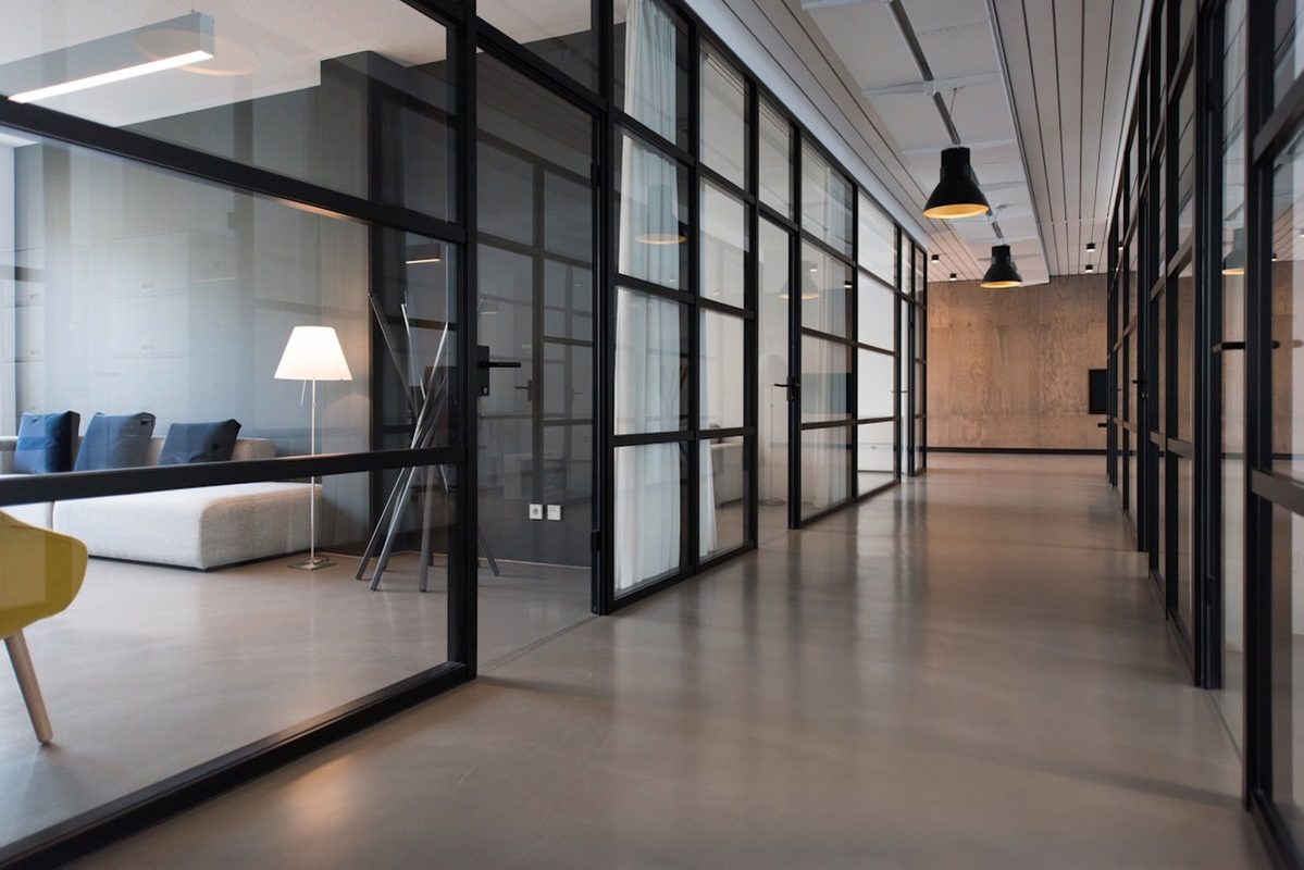Espace de bureaux moderne avec cloisons vitrées