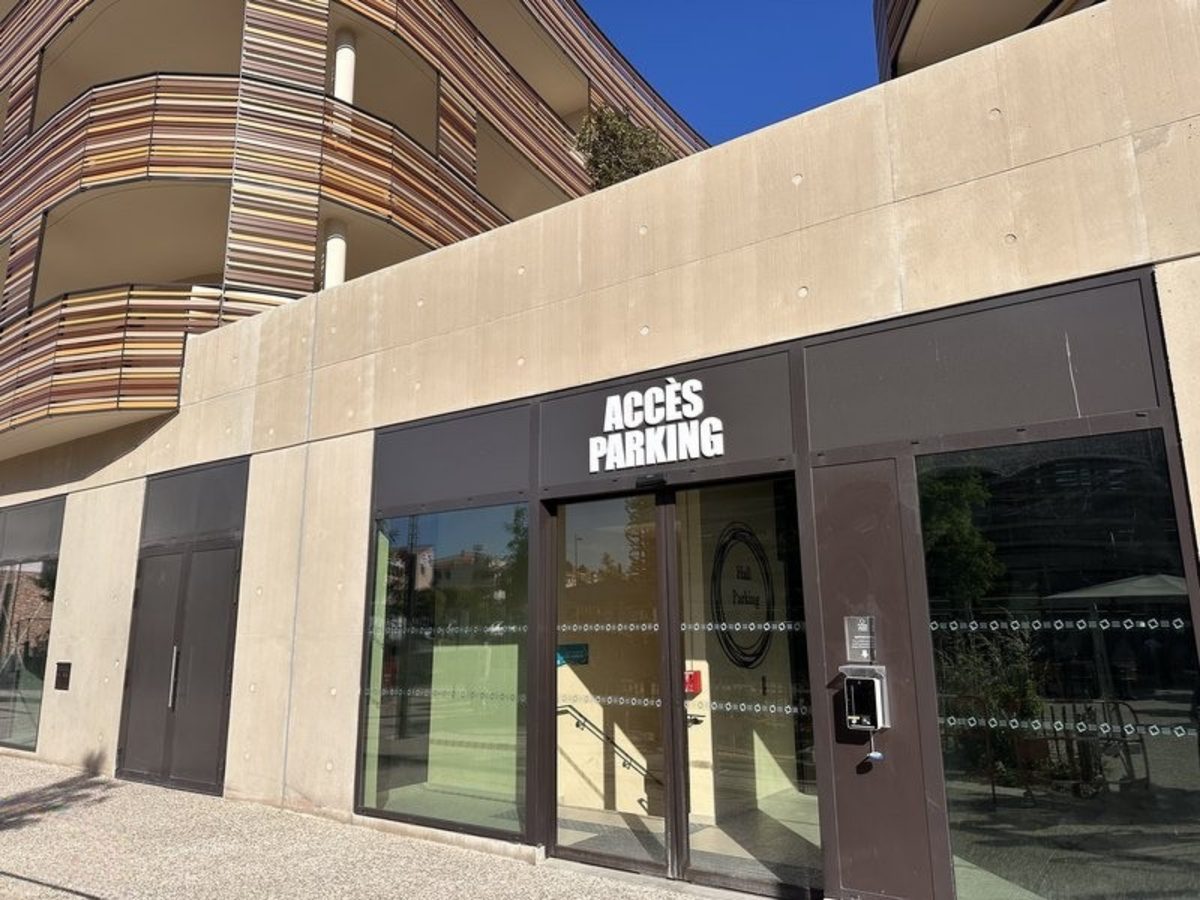 Accès parking face aux Halles védasiennes
